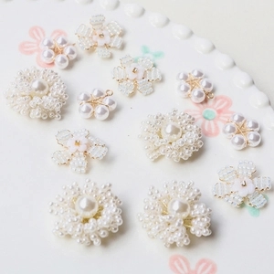 Vue détaillée de fleurs en perles faites main et accessoires pour la création de bijoux DIY
