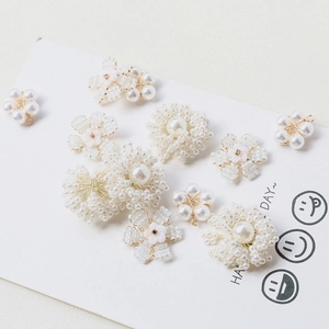 Gros plan de breloques fleurs en perles faites main pour bijoux et accessoires DIY