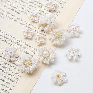 Vue macro de breloques fleurs en perles faites main pour la création de bijoux DIY
