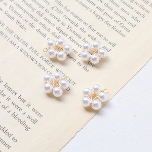 Détail de breloques fleurs en perles DIY avec tissage doré pour bijoux faits main