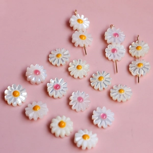 Détails de perles de marguerite en nacre naturelle pour la création de bijoux DIY