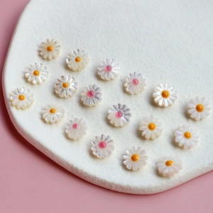 Détail macro de perles marguerites en nacre naturelle avec reflets irisés colorés