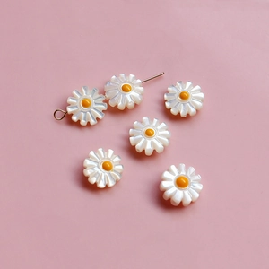 Détail macro de perles marguerites au fini nacré pour la création de bijoux DIY