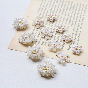 Pendentifs fleurs en perles faits main pour boucles d'oreilles DIY sur pages de livre vintage