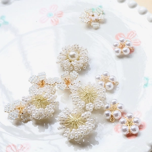 Vue macro de pendentifs fleurs en perles faits main pour la création de bijoux DIY
