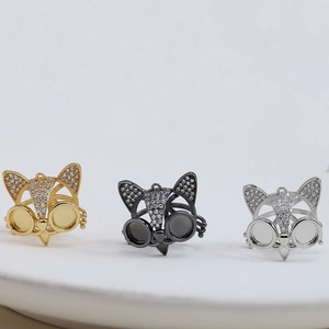 Pendentifs chat en perle baroque avec zircons pavés en finitions or, noir et argent