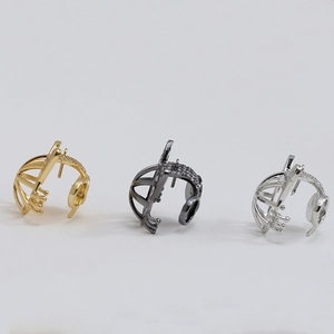 Détail de supports de bague DIY avec micro-pavage de zircons en or, noir et argent