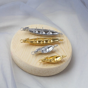 Gedetailleerd beeld van vergulde en verzilverde draakhangers voor DIY-sieraden