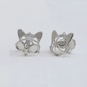 Gros plan sur pendentif cage à perles chat argenté avec lunettes en zircon brillant