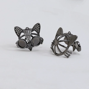 Détails macro de pendentifs chat en métal noir avec zircons et structure creuse