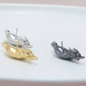 Gouden drakenboot bedeltjes in goud, zilver en zwart met groene accenten