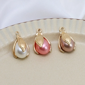 Tre ciondoli a perla a goccia con cappucci a foglia placcati in oro bianco rosa champagne