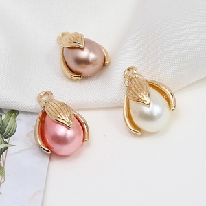 Dettaglio di ciondoli a perla a goccia in bianco, rosa e oro per creazione di gioielli fai-da-te