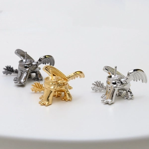 Détail de capuchons de dragon en métal or, argent et noir pour la création de bijoux DIY