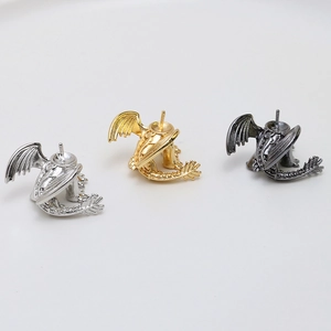 Détail des supports de boucles d'oreilles dragon en or, argent et noir antique