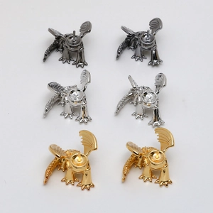 Détails de supports de boucles d'oreilles en forme de dragon, finitions or et argent
