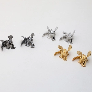 Vue détaillée d'appragon en métal pour bijoux en couleurs or, argent et noir brillant