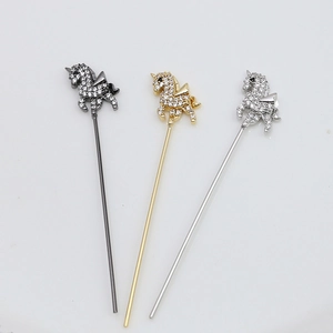 Detalle de alfileres de unicornio en acabados oro, plata y negro con circonitas cúbicas
