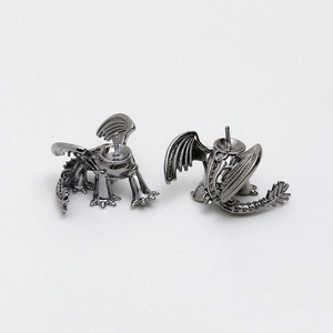 Détail de boucles d'oreilles dragon gris foncé avec ailes pour création de bijoux DIY