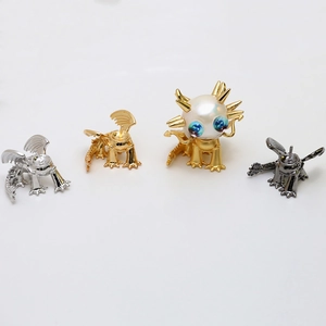 Base de bijou dragon en finitions métalliques avec détails de perles blanches nacrées