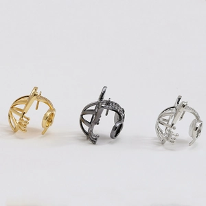 Detalle de monturas para anillos de perlas barrocas en oro, negro y plata con circones finos