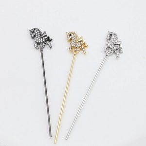 Colgante unicornio chapado en oro con circones en negro, oro y plata para joyería DIY