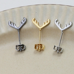 Detailansicht der Geweih-Ohrstecker in den Farben Gold, Silber und Gunmetal im Set