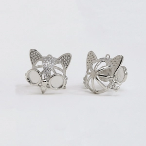 Detalle de colgantes de jaula para perlas con forma de gato y circonitas blancas
