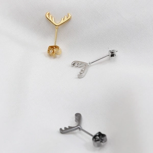 Detailansicht handgefertigter Barock-Geweih-Ohrringe in Gold, Silber und Grau