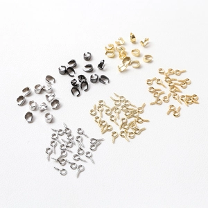 Détail de fermoirs pendentifs dorés et vis à œillets pour la création de bijoux DIY