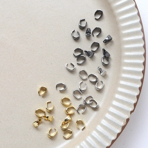 Fermoirs de bijoux DIY dorés et argentés présentés sur une assiette en céramique beige