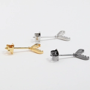 Drei Paar elegante Hirschgeweih-Ohrstecker in Gold, Silber und Gun-Black Ausführung