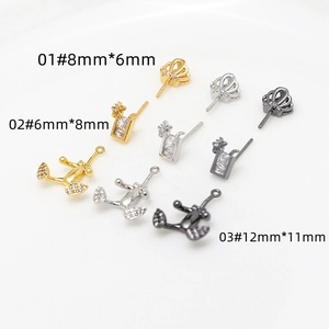 Détail de connecteurs de bijoux en zircon en forme de couronne et étoile or argent noir