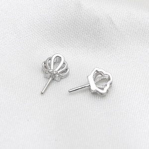 Vue détaillée des bijoux en forme de couronne argentée avec zircon pour loisirs créatifs