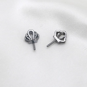 Détail de breloques couronne avec incrustation de zircon et tige argentée pour bijoux DIY