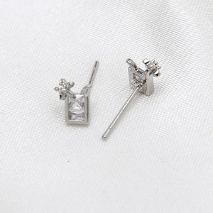 Vue macro de boucles d'oreilles tasse à paille en métal argenté avec des cristaux brillants