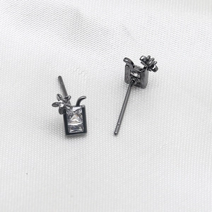 Détail des boucles d'oreilles tasse à boisson plaquées noir avec zircon carré chic