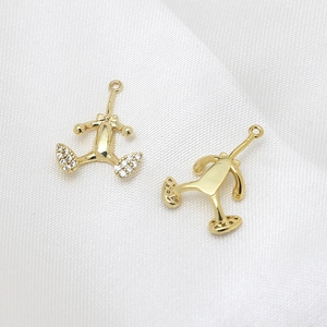 Vue macro de pendentifs fantômes dorés avec détails en zircone cubique pour bijoux DIY