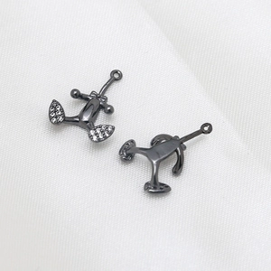 Détail de breloques ancre avec nœud en métal noir et zircone cubique pour bijoux DIY