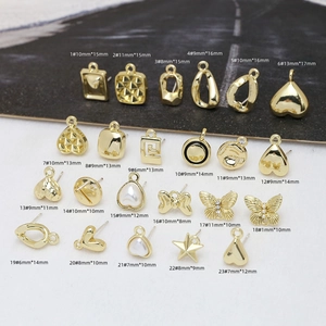 Sammlung von 23 geometrischen Ohrring-Anhängern aus Goldlegierung mit Perlen, 6mm bis 17mm