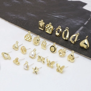 Detailaufnahme von Goldlegierung-Ohrring-Komponenten mit Sternen und Herzen für DIY-Schmuck