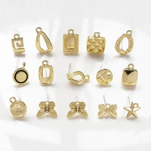 Detailansicht von 15 verschiedenen geometrischen Ohrring-Basen und Schmuckanhängern aus Gold