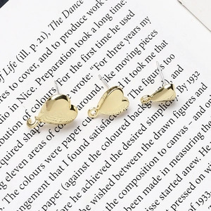 Detailansicht goldener Herz-Ohrringe mit Aufhängeschlaufen für DIY-Schmuckherstellung