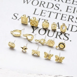 Makroaufnahme goldener geometrischer Ohrstecker für DIY handgemachten Schmuck