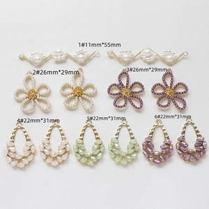 Vue détaillée de pendentifs fleurs en alliage DIY avec perles et cristaux en tailles