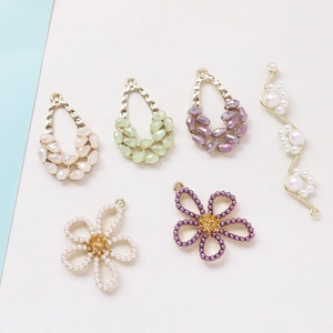 Pendentifs fleurs et gouttes avec perles et cristaux pour la création de bijoux DIY