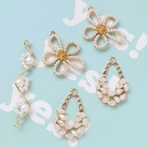 Lot de breloques bijoux DIY avec fleurs en perles dorées et paniers pour boucles d'oreilles