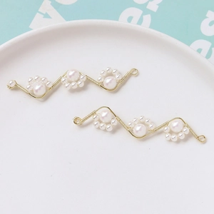 Détail macro d'un pendentif fleur en perles et fil d'or fait main avec tissage complexe