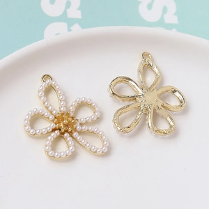 Détails de pendentifs fleurs dorées avec perles blanches pour bijoux faits main