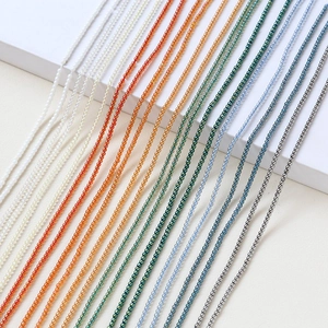 Gros plan de perles de rocaille en verre de 2mm multicolores pour la création de bijoux DIY